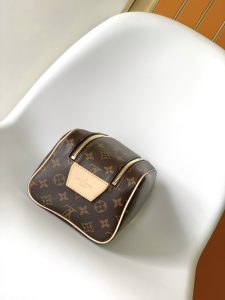 Louis Vuitton Bag M46696