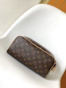 Louis Vuitton Bag M46696