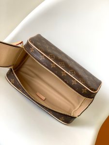 Louis Vuitton Bag M46696