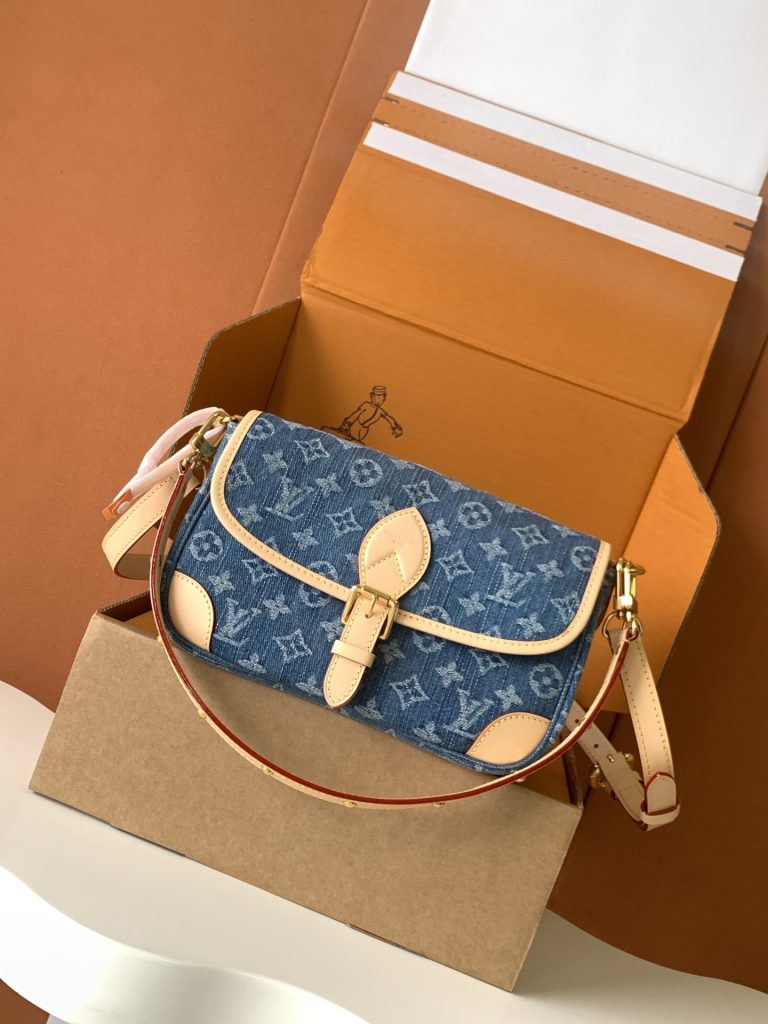 Louis Vuitton Handbag M13070