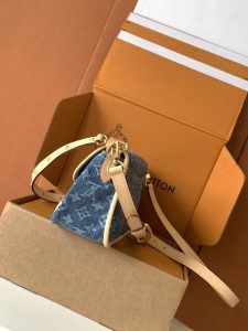 Louis Vuitton Handbag M13070