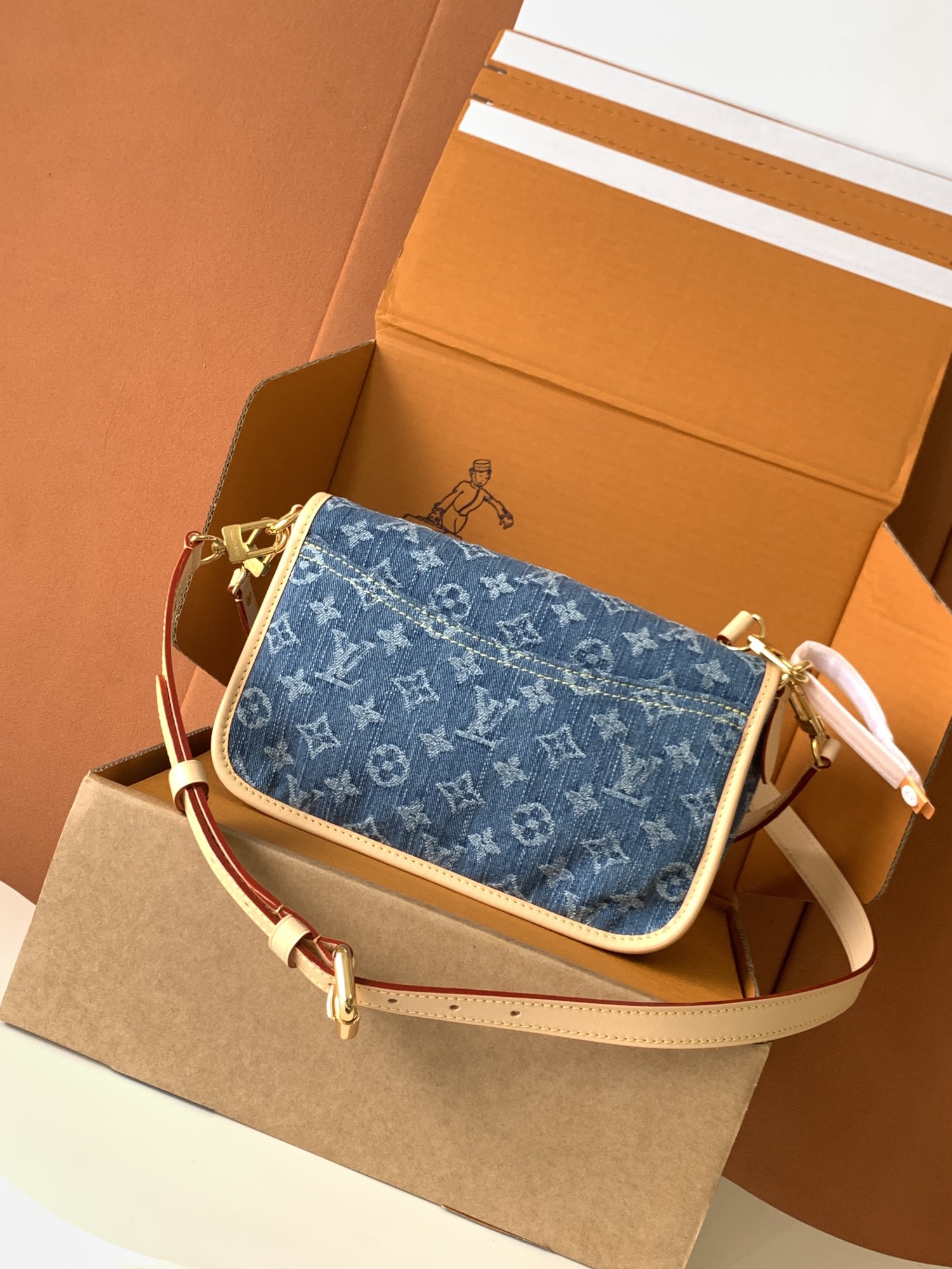 Louis Vuitton Handbag M13070