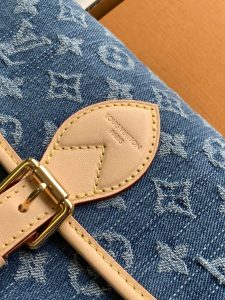 Louis Vuitton Handbag M13070