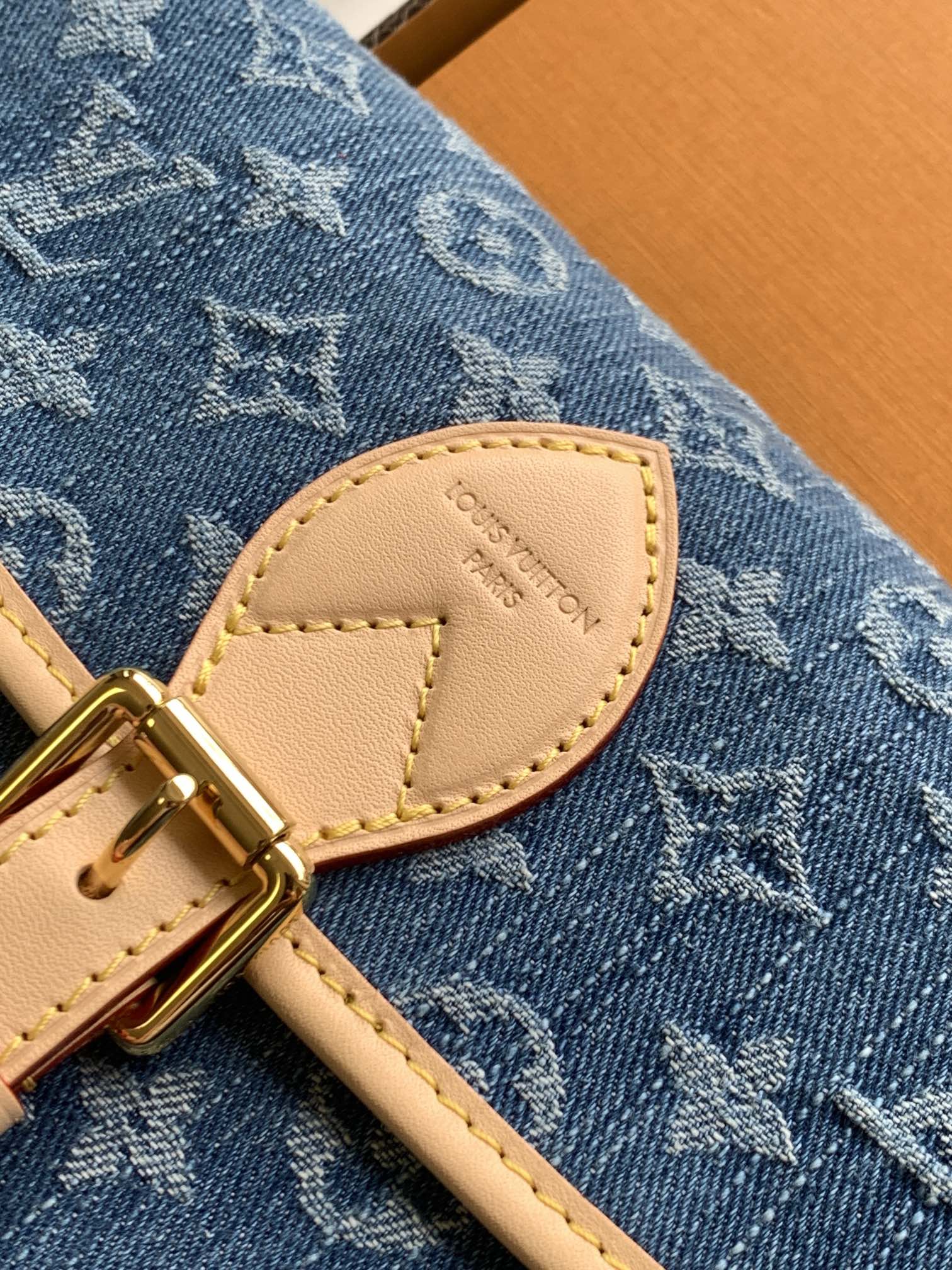 Louis Vuitton Handbag M13070