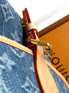 Louis Vuitton Handbag M13070