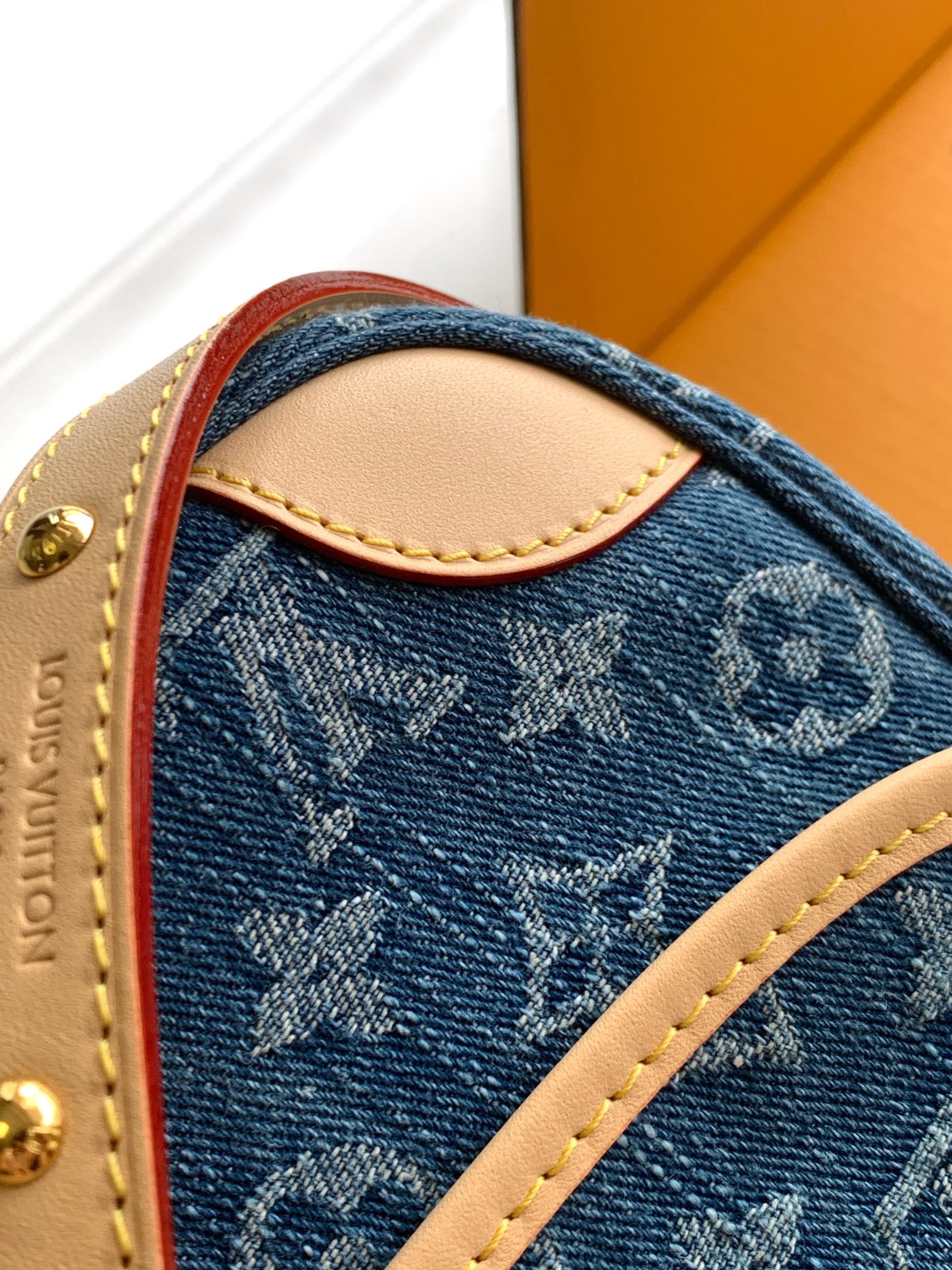 Louis Vuitton Handbag M13070