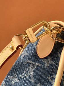 Louis Vuitton Handbag M13070