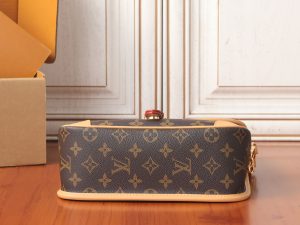Louis Vuitton Handbag M13035