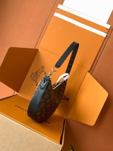 Louis Vuitton Shoulder Bag M15056
