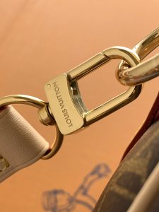 Louis Vuitton Handbag M46980
