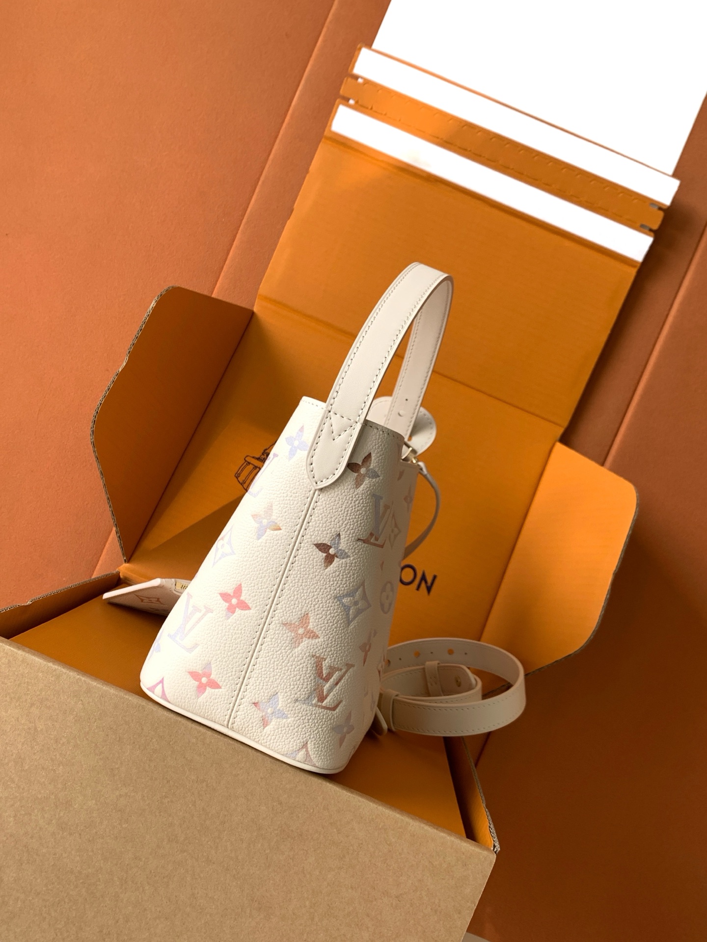 Louis Vuitton Bucket Bag M25673