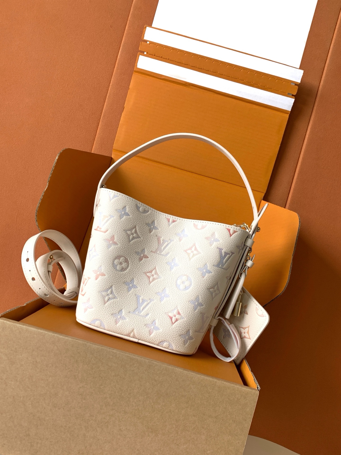 Louis Vuitton Bucket Bag M25673