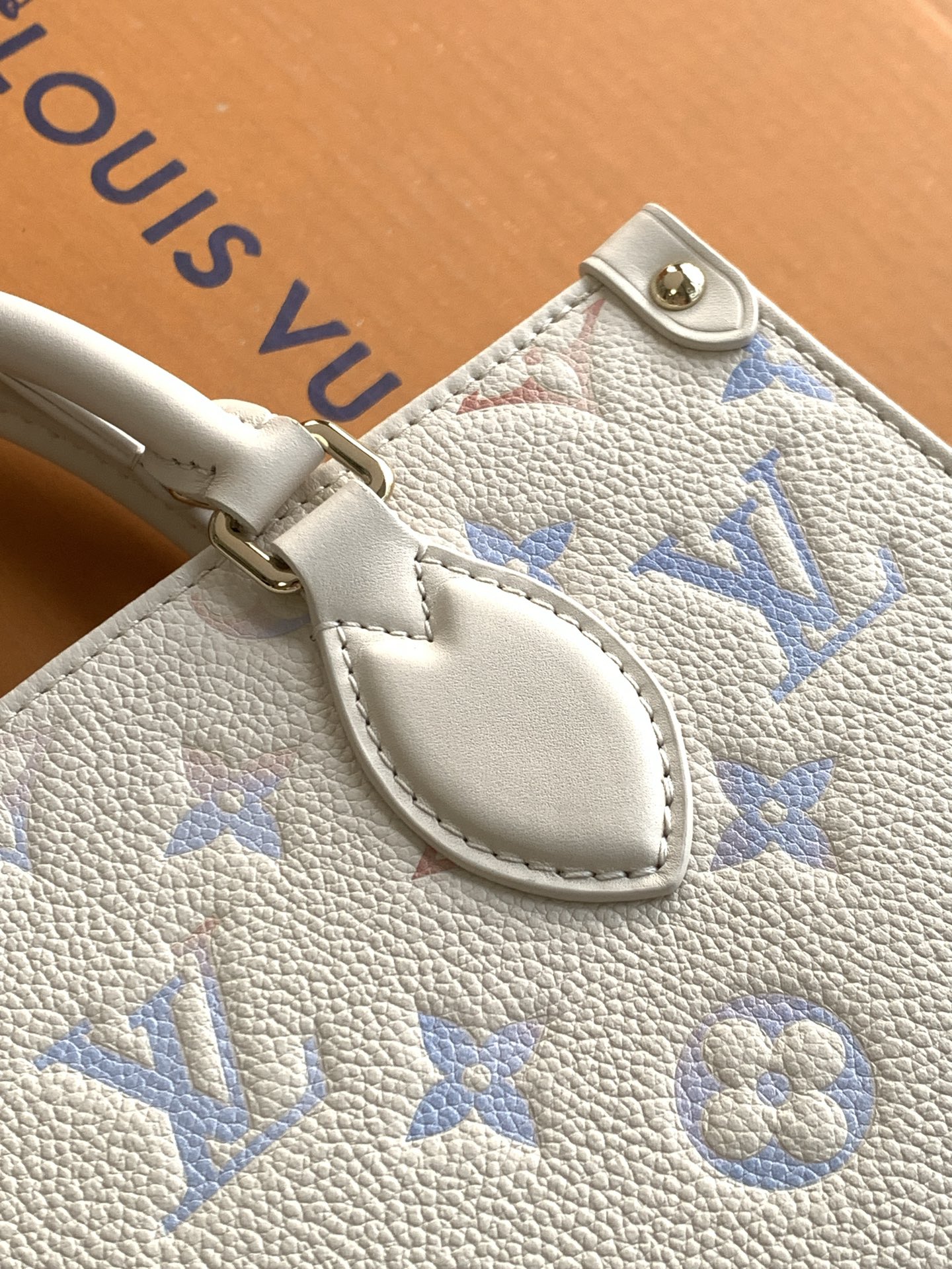 Louis Vuitton Handbag M25770