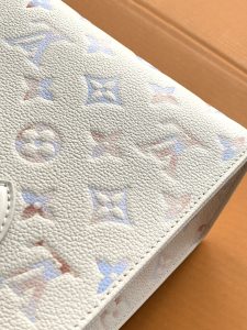 Louis Vuitton Handbag M25770