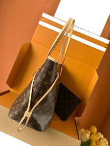 Louis Vuitton Handbag M46975