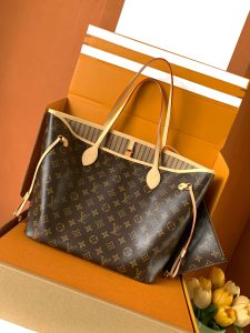 Louis Vuitton Handbag M46975