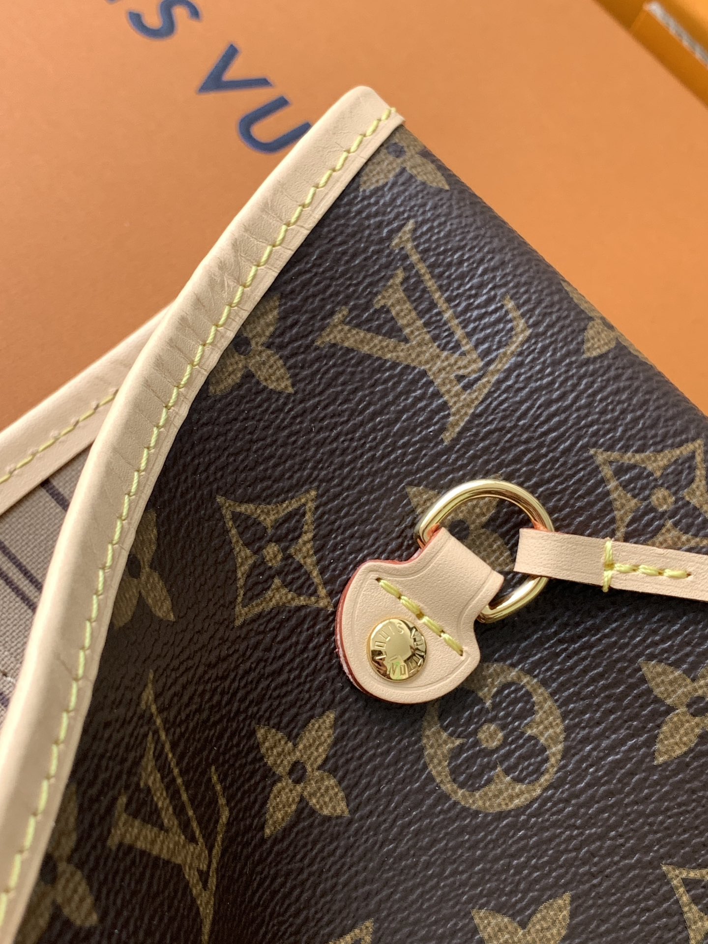 Louis Vuitton Handbag M46975