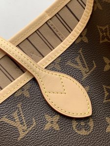 Louis Vuitton Handbag M46975