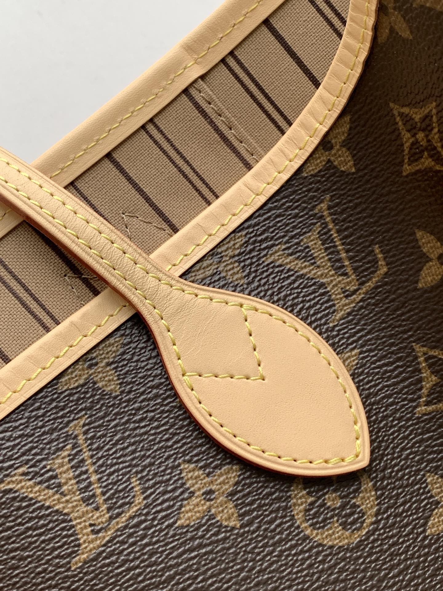 Louis Vuitton Handbag M46975
