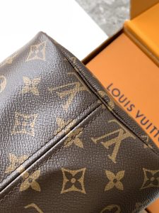Louis Vuitton Handbag M46975