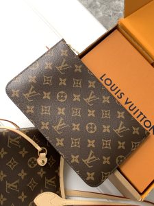 Louis Vuitton Handbag M46975