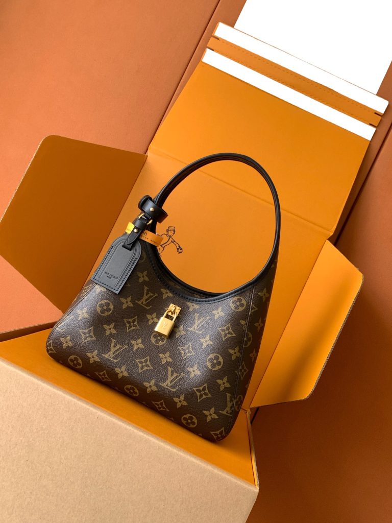 Louis Vuitton Handbag M12940