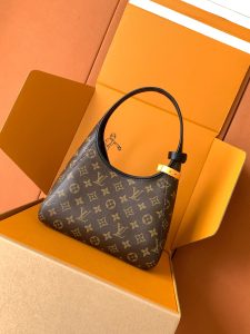 Louis Vuitton Handbag M12940