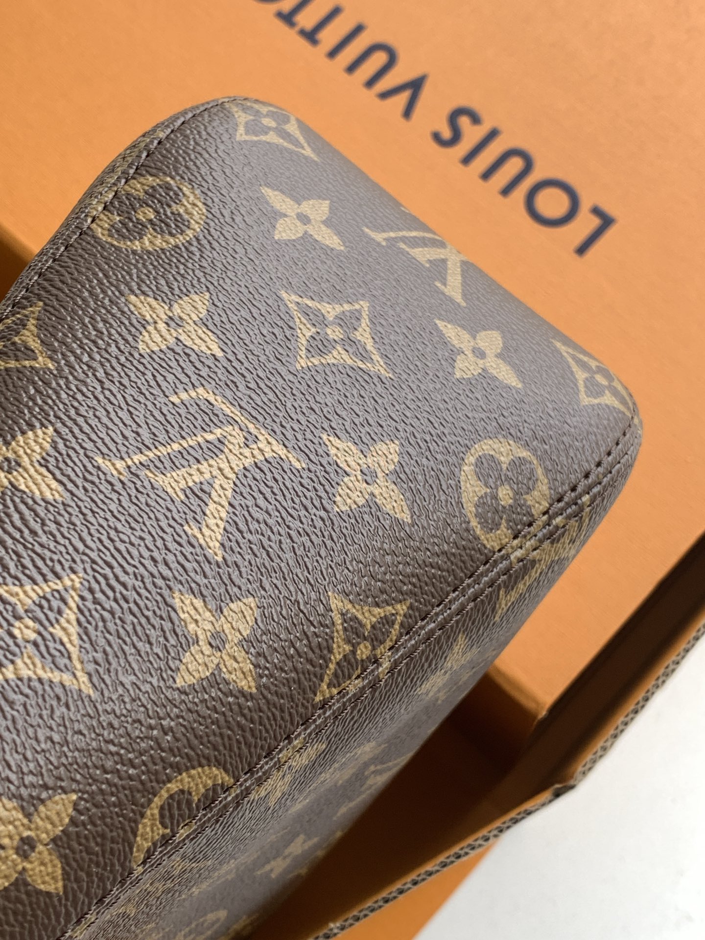 Louis Vuitton Handbag M12940
