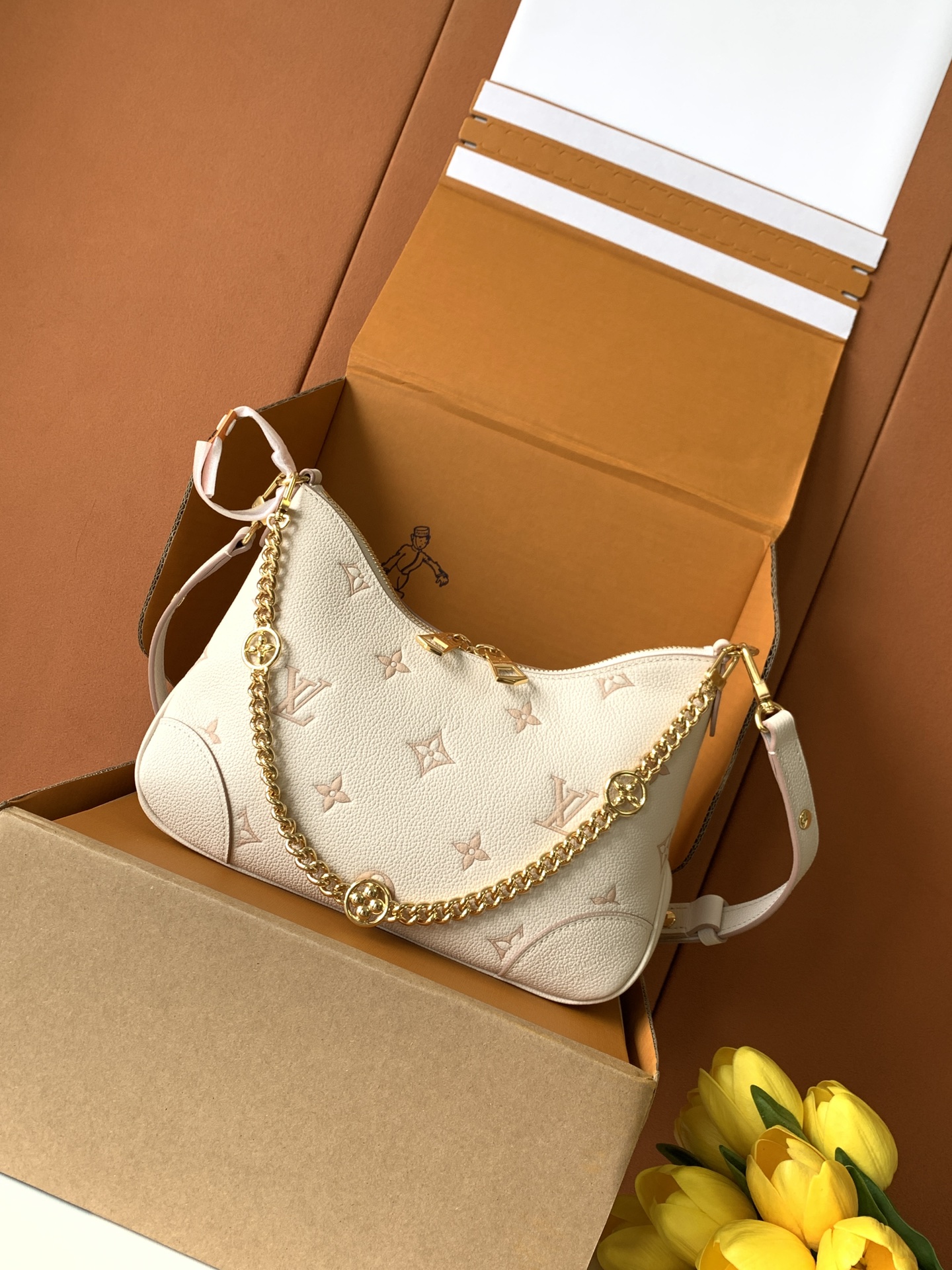 Louis Vuitton Handbag M14634 in White