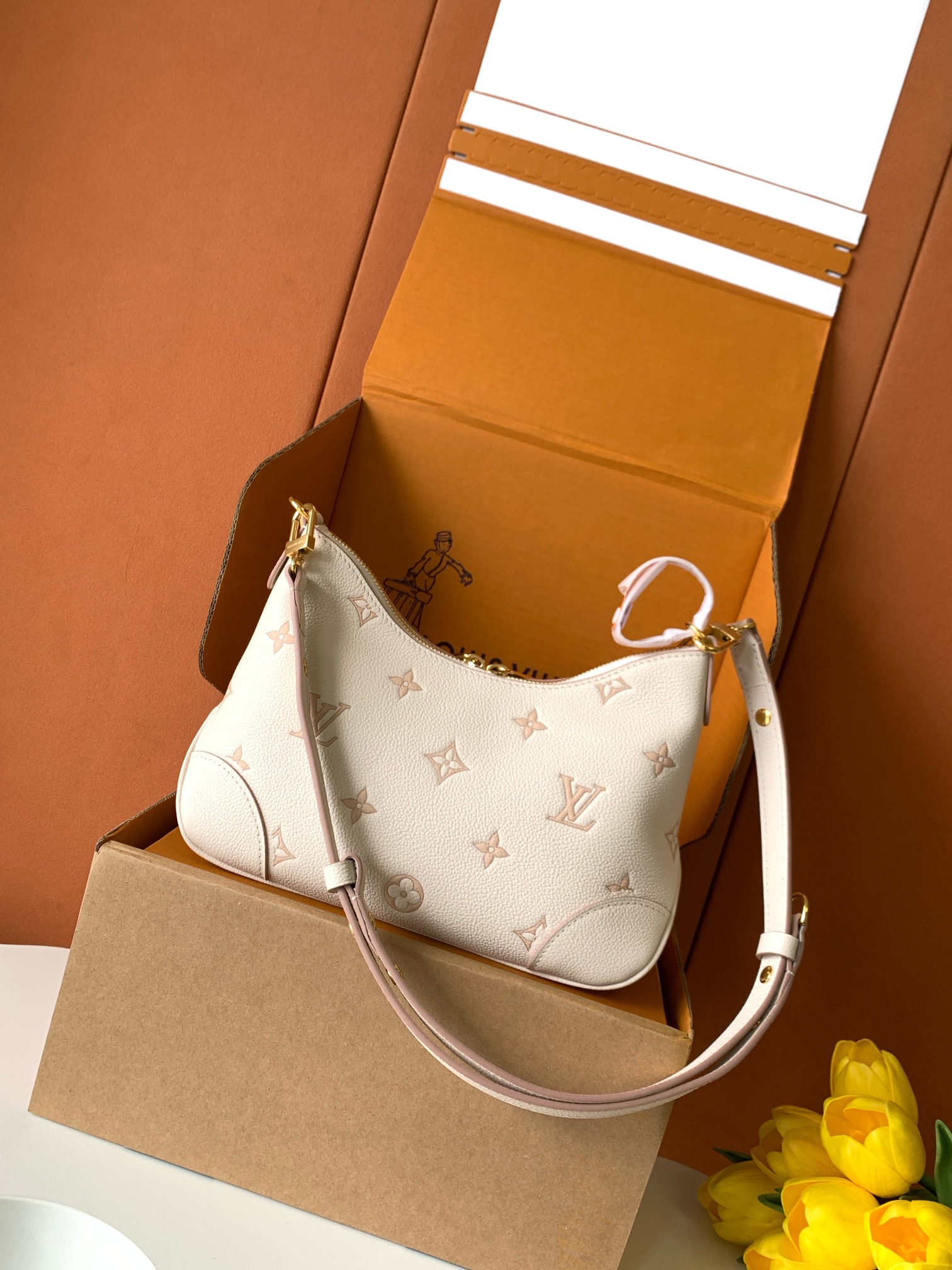 Louis Vuitton Handbag M14634 in White