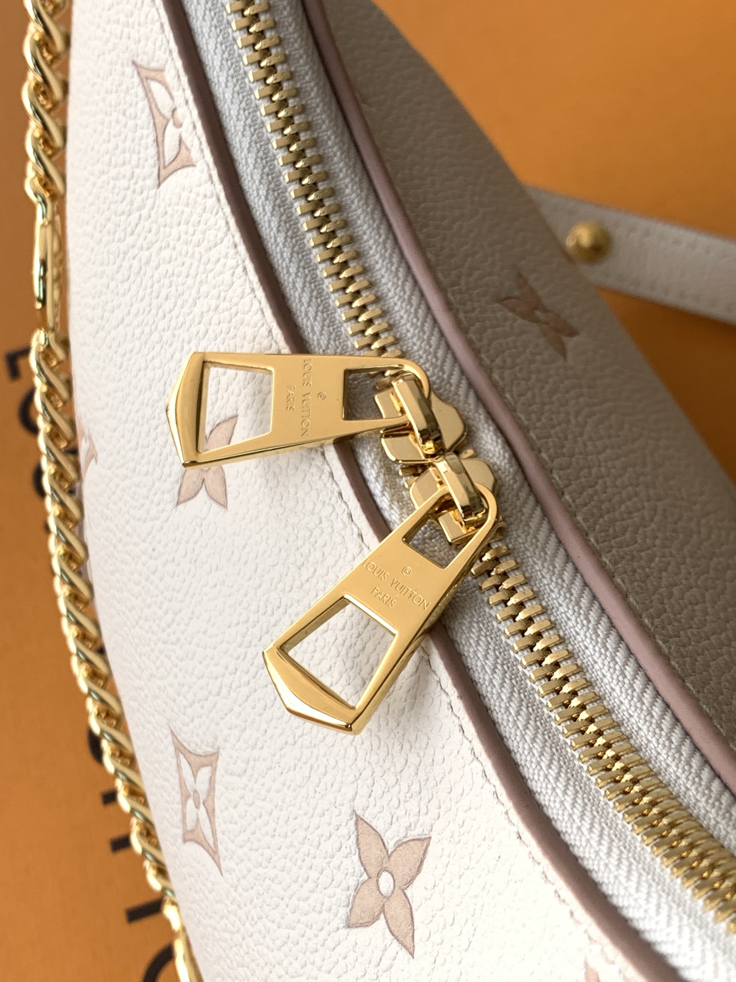 Louis Vuitton Handbag M14634 in White