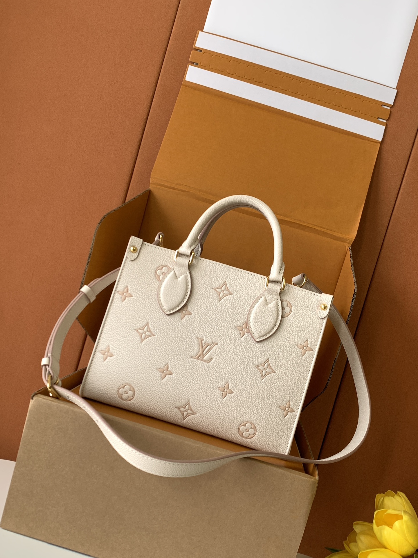 Louis Vuitton Handbag M14403 in White