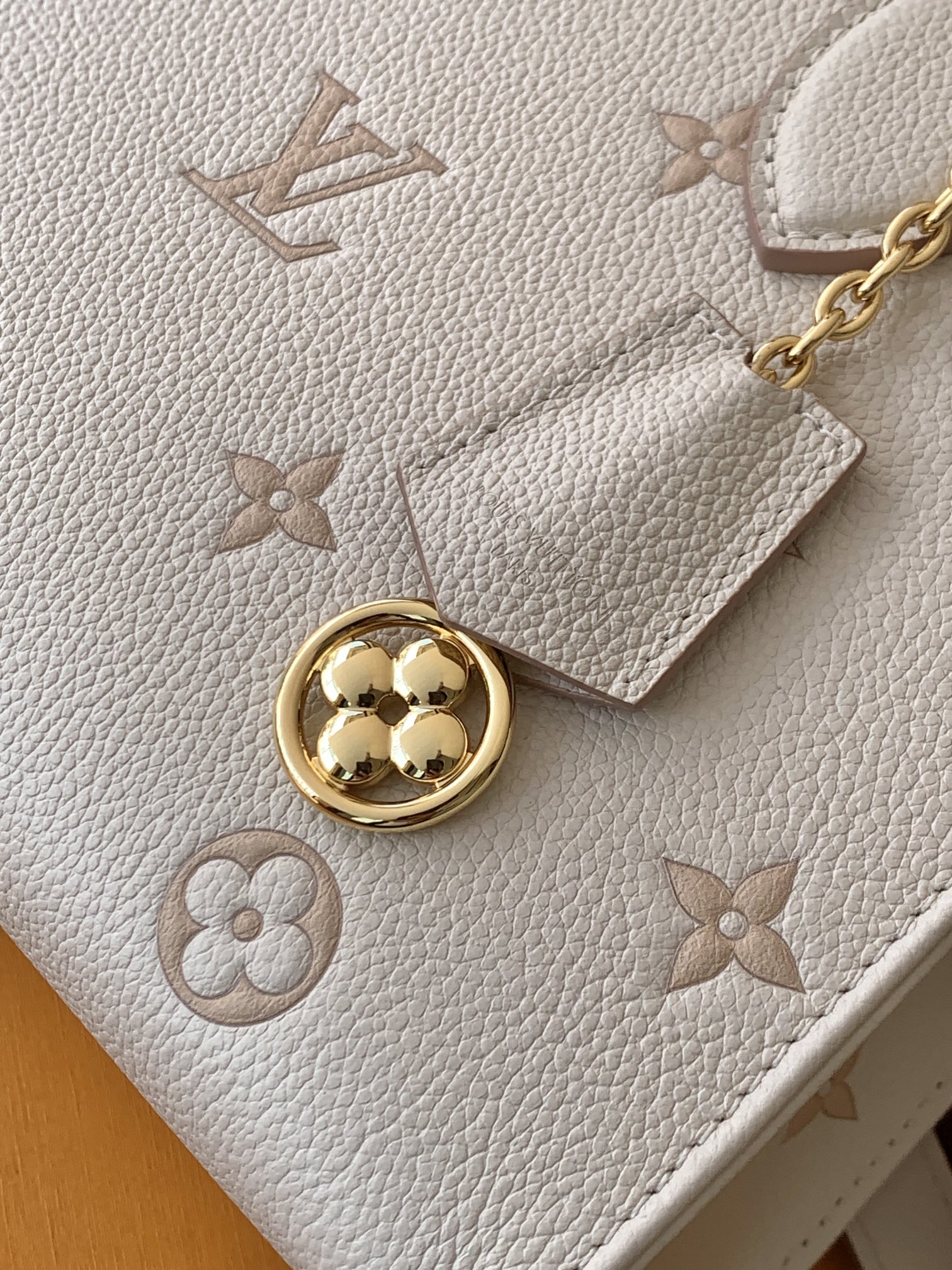 Louis Vuitton Handbag M14403 in White