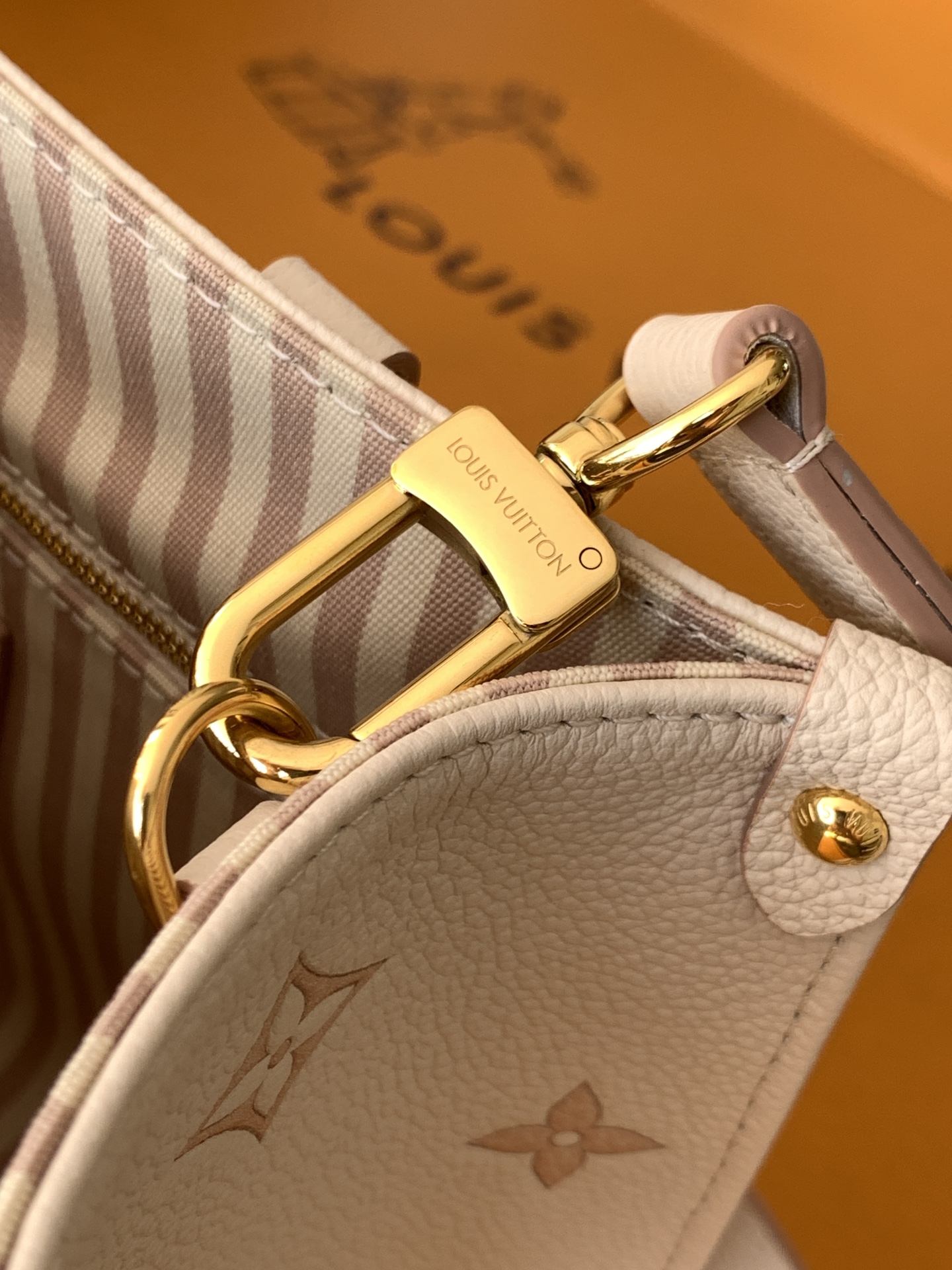 Louis Vuitton Handbag M14403 in White