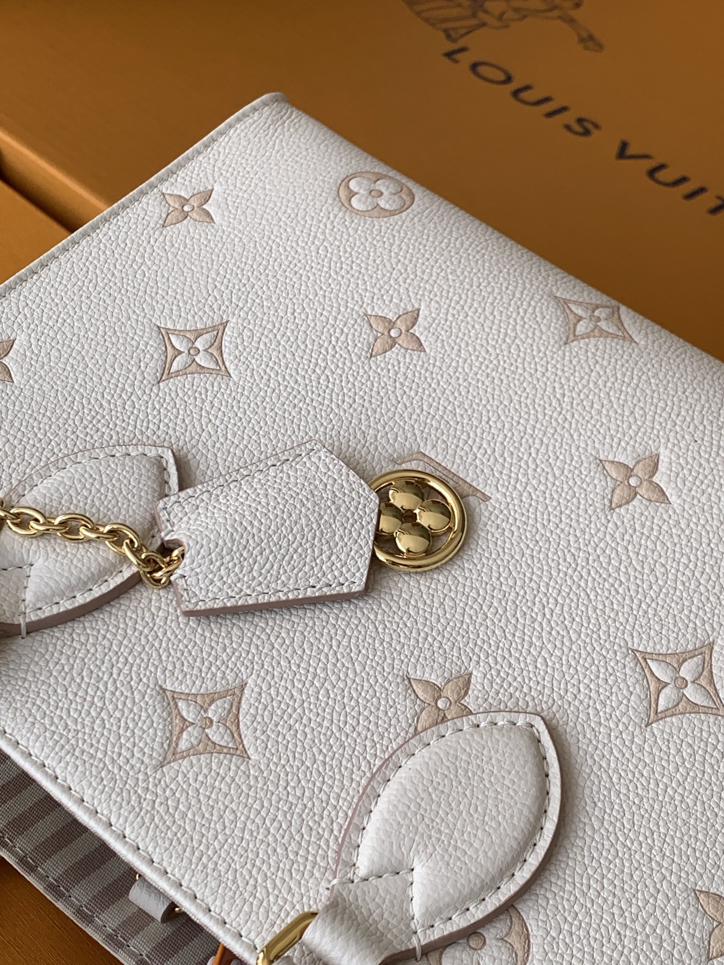 Louis Vuitton Handbag M14403 in White