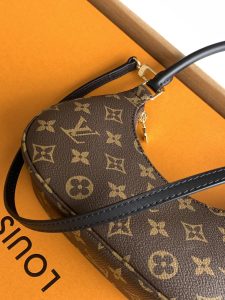 Louis Vuitton Handbag M25223