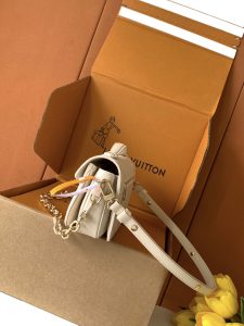 Louis Vuitton Pochette Metis East West Handbag M25682