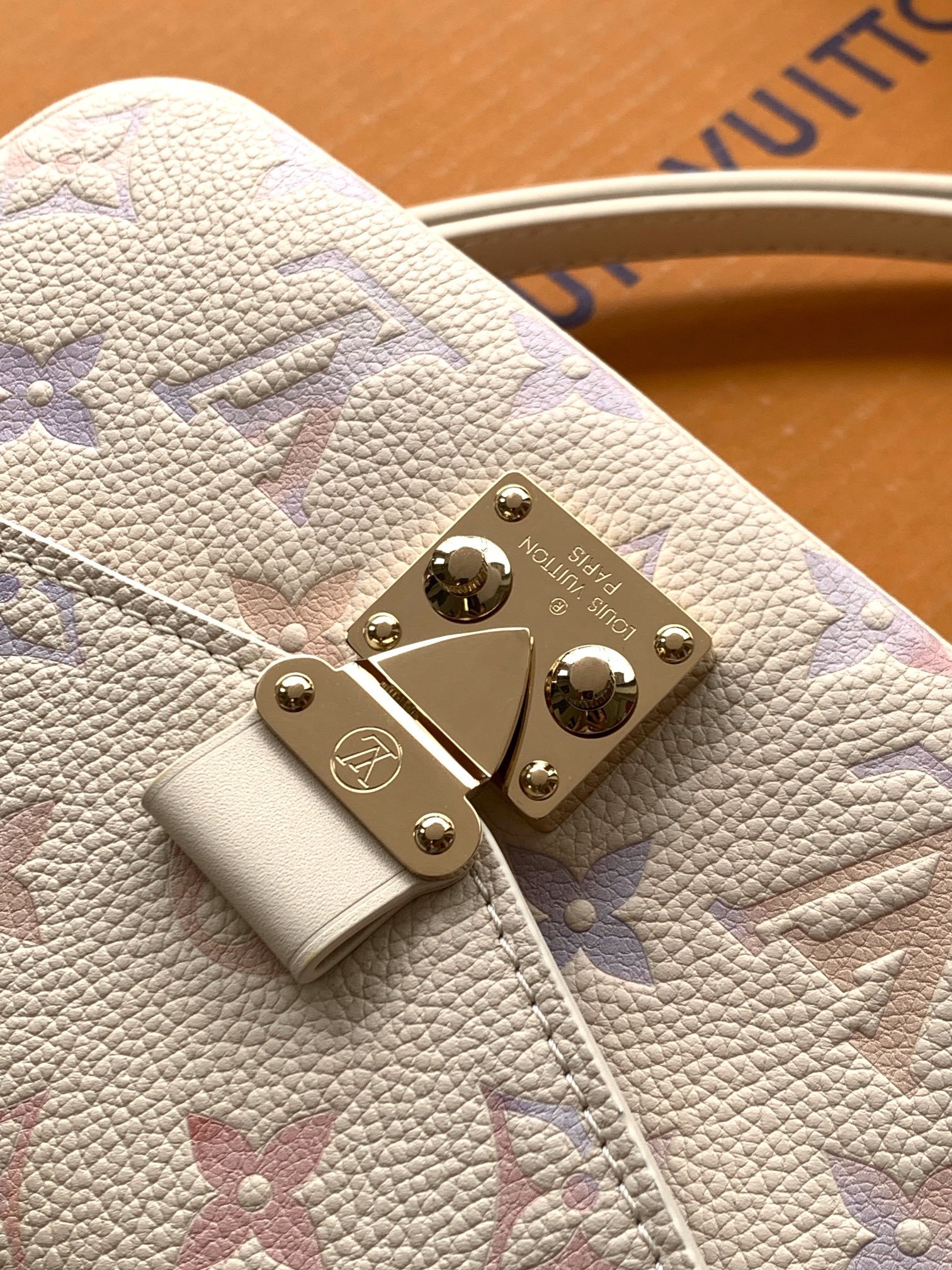 Louis Vuitton Pochette Metis East West Handbag M25682