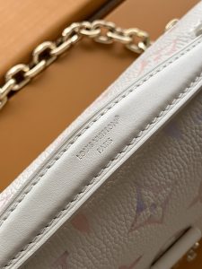 Louis Vuitton Pochette Metis East West Handbag M25682