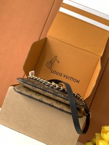 Louis Vuitton Handbag M46659