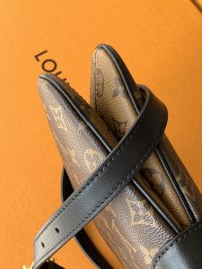 Louis Vuitton Handbag M46659