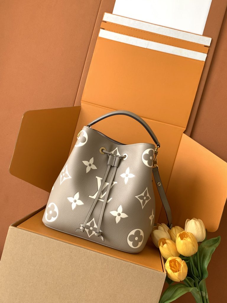 Louis Vuitton Bucket Bag M45555