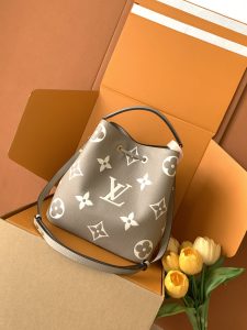 Louis Vuitton Bucket Bag M45555