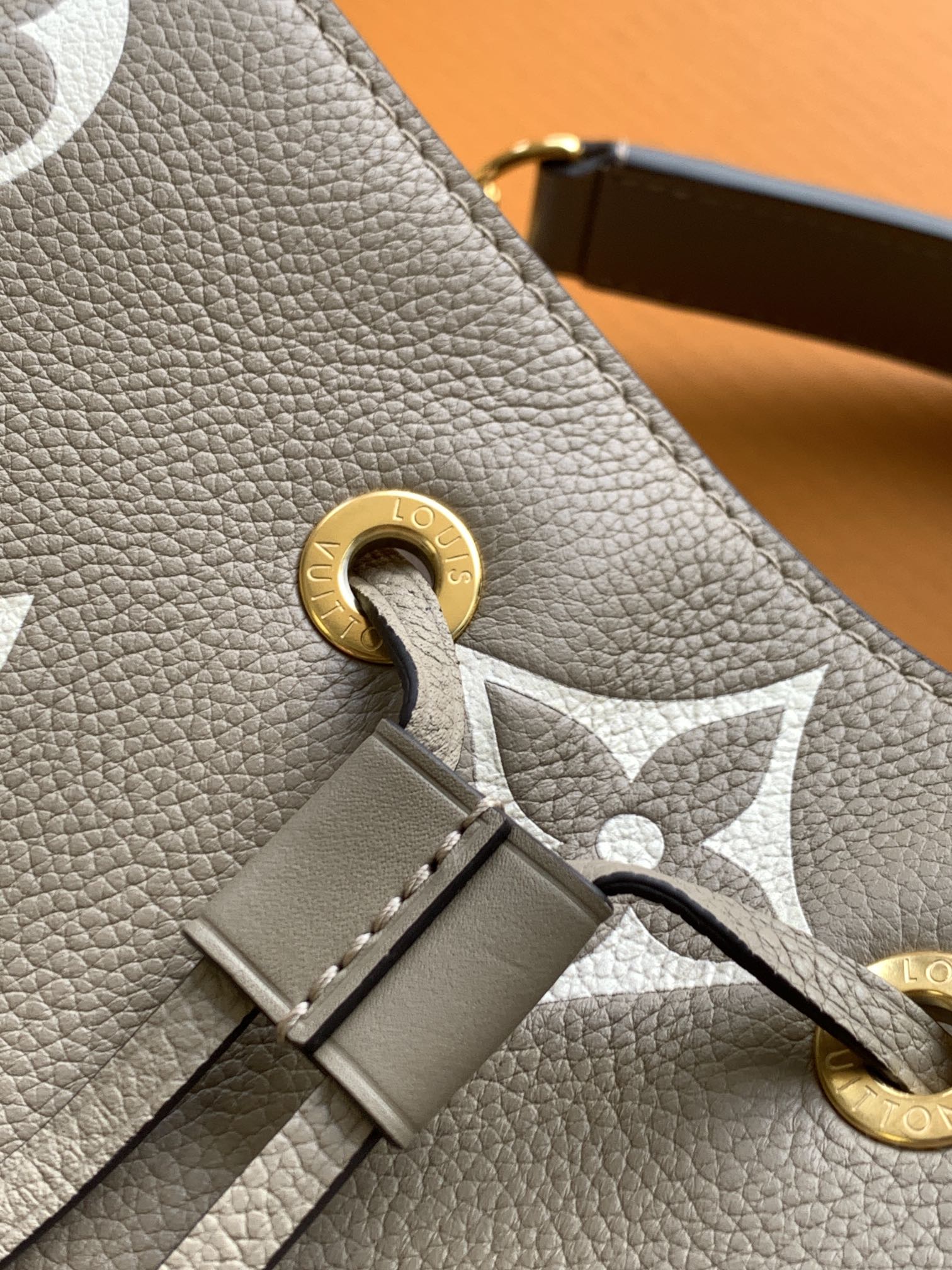 Louis Vuitton Bucket Bag M45555