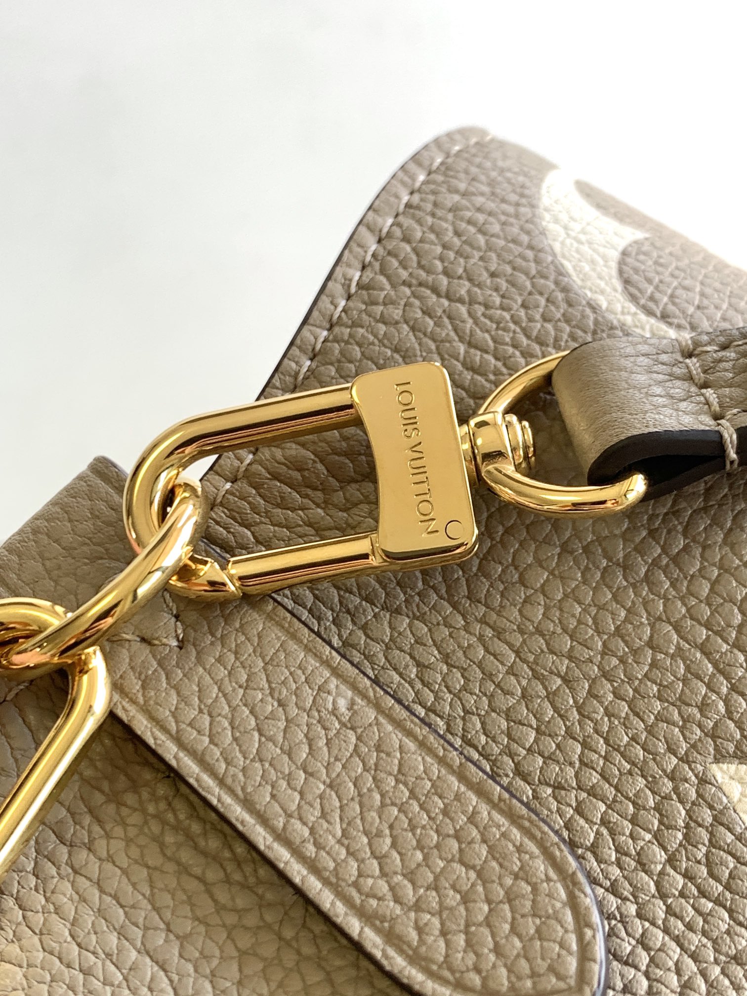 Louis Vuitton Bucket Bag M45555