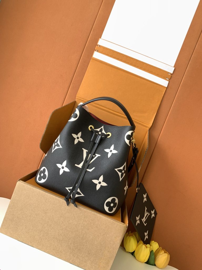 Louis Vuitton Handbag M45497 in Black