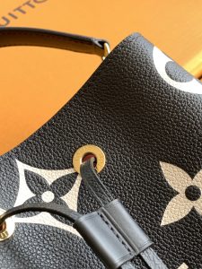 Louis Vuitton Handbag M45497 in Black