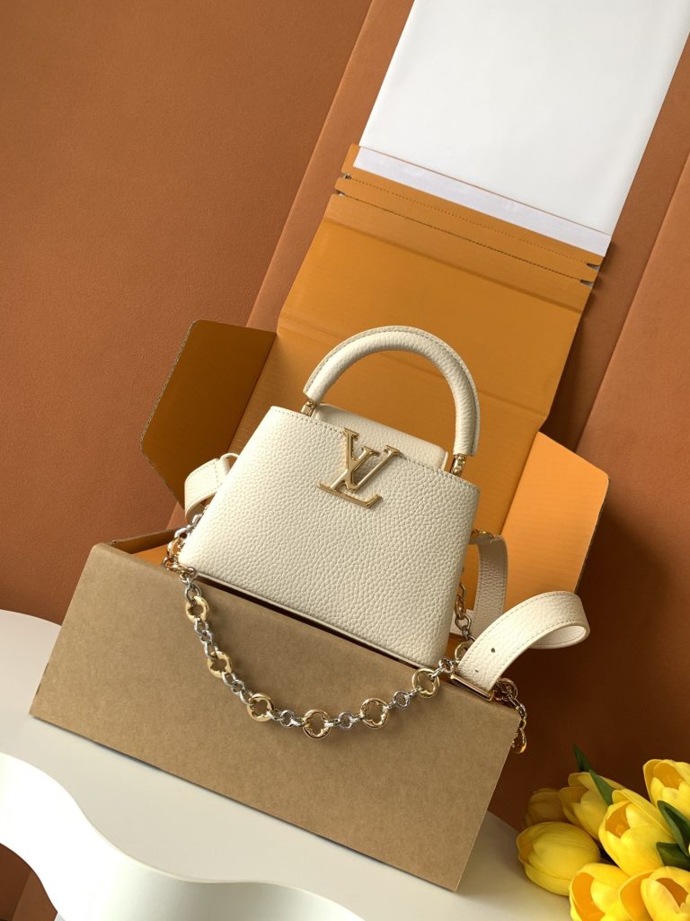 Louis Vuitton Handbag M12938 in Black
