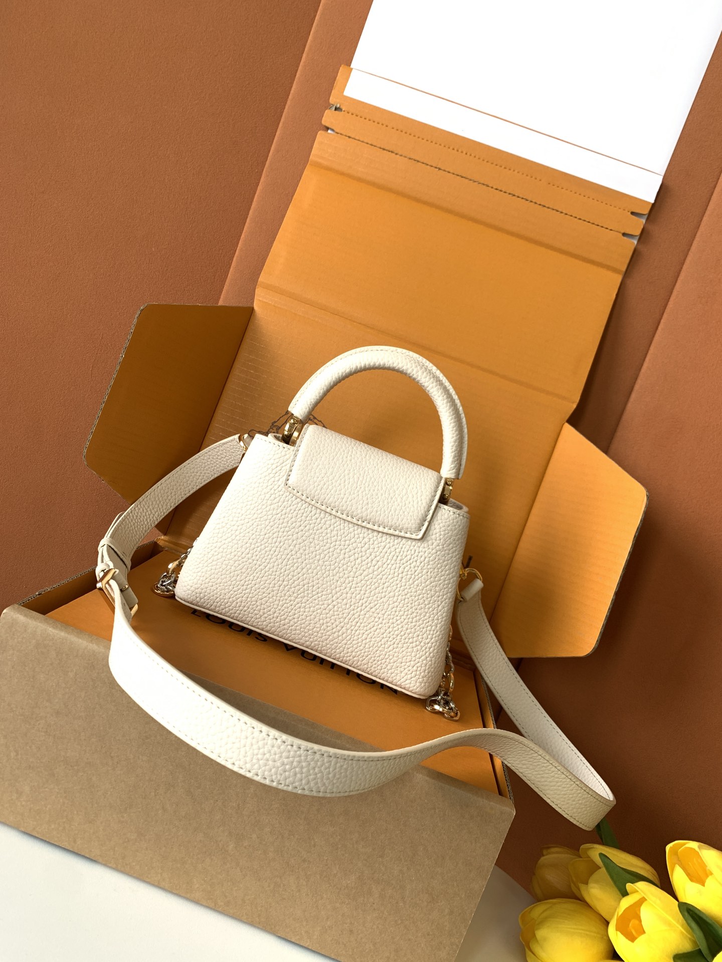Louis Vuitton Handbag M12938 in Black