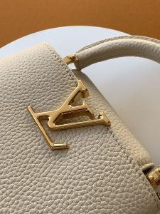 Louis Vuitton Handbag M12938 in Black